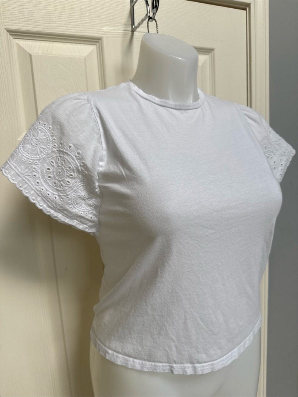 GAP Women's Lace Eyelet Shirt Flutter Short Sleeve White T-Shirt Top sz M - Picture 3 of 8